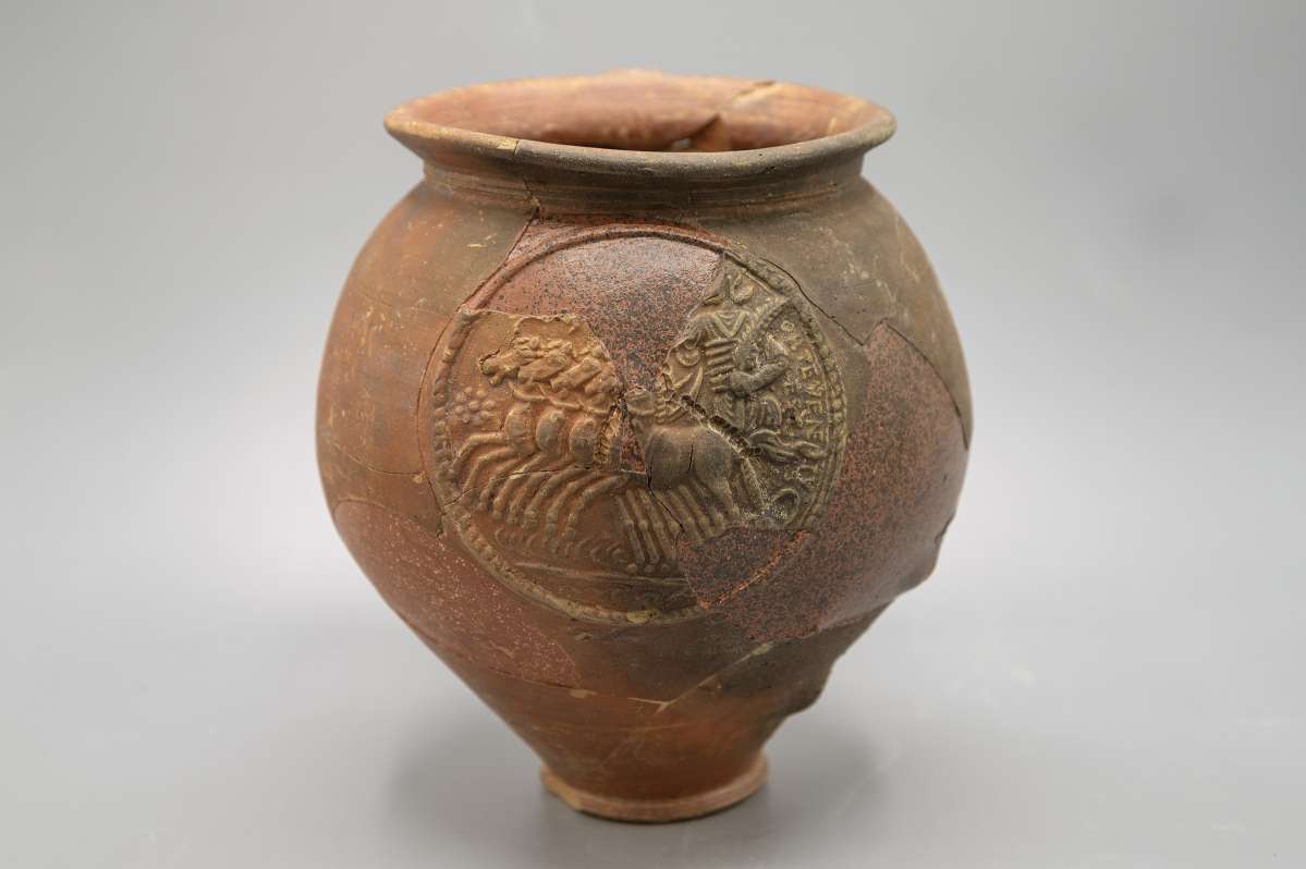 Vase à médaillon d'applique, aurige vainqueur, Collection de Lugdunum, musée et théâtres romains, num.inv. : 2000.0.28020 ©photo : M Jallais/Lugdunum