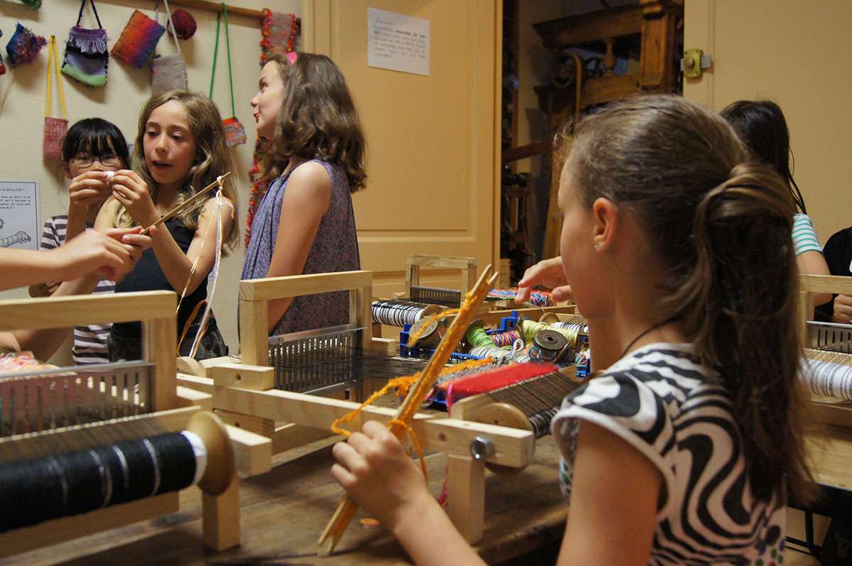 Atelier de tissage pour les enfants &copy; Soierie Vivante