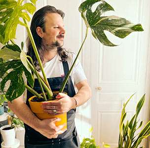 A lyonnais by adoption, and born to landscape gardeners, maxime has a passion for plants and a love of japanese spiritualism. In 2020, he successfully launched france’s first “monthly plant box.
