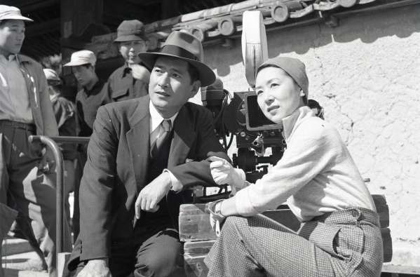 Kinuyo Tanaka sur le tournage de La lune s’est levée © Nikkatsu