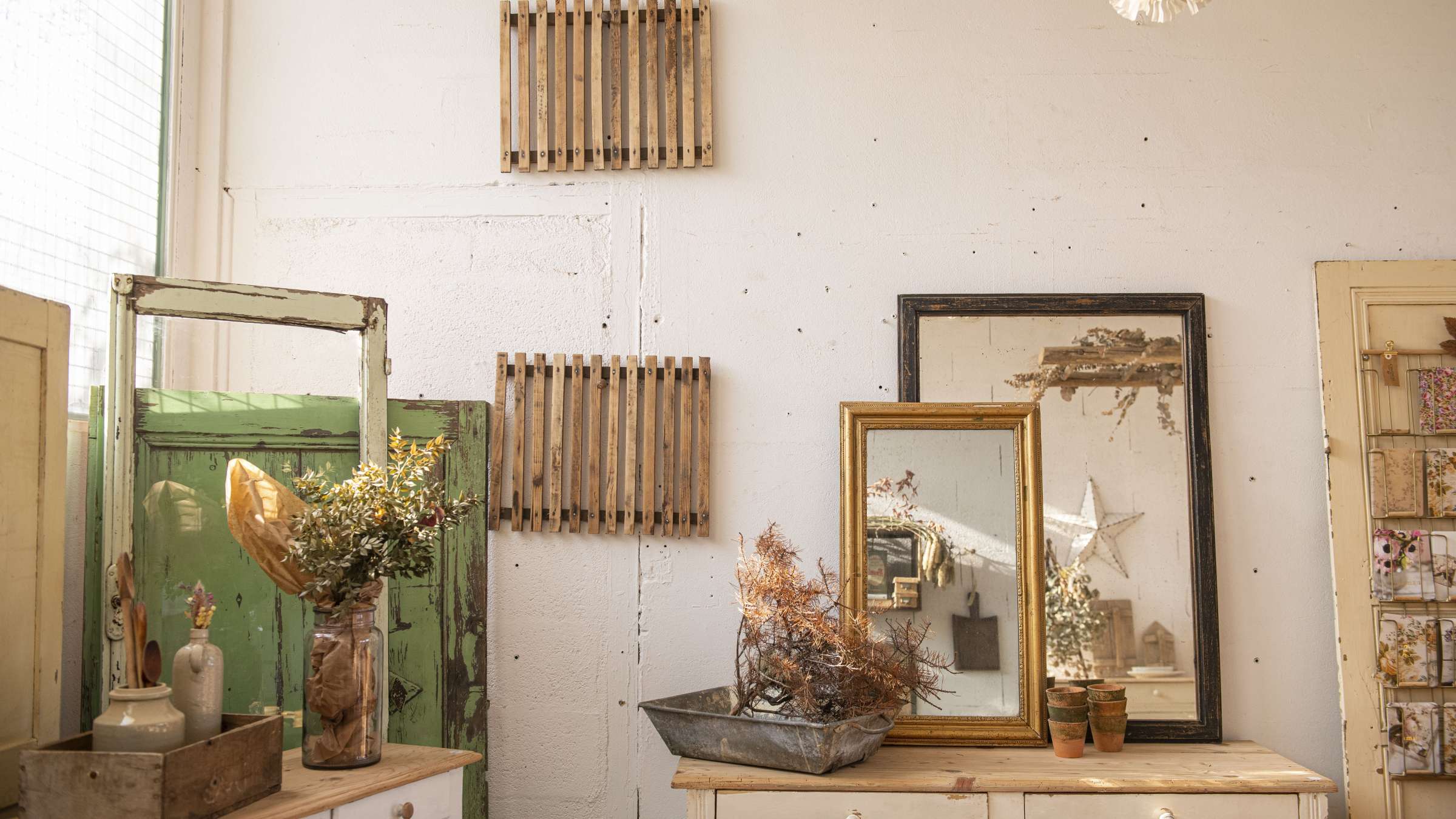 Vue d'ambiance de la boutique Trente-Mai aux Puces du Canal