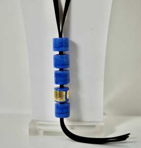 Collier Totem bleu et or de l'Atelier Stella Stellina ©