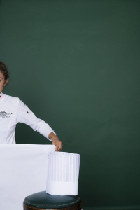 Naïs Pirollet avec sa toque