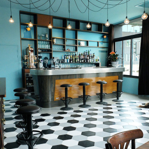 Le bar du café Charmant à Oullins-Pierre-Bénite © Café Charmant